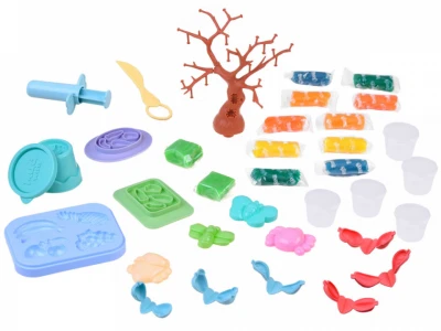 Krāsains plastmasas masas komplekts radošām rotaļām ar aksesuāriem koka formā